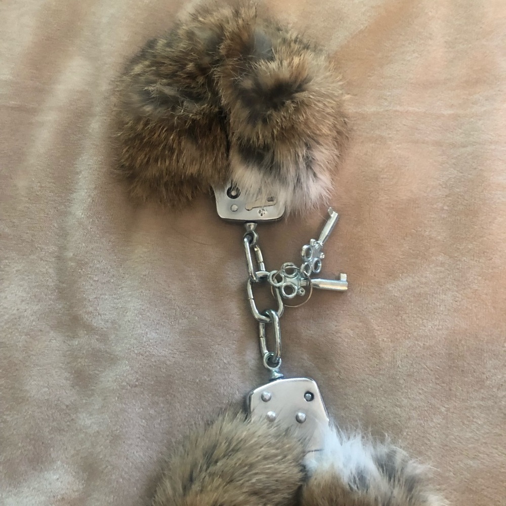 Furry handcuffs - Picture 3 of 3